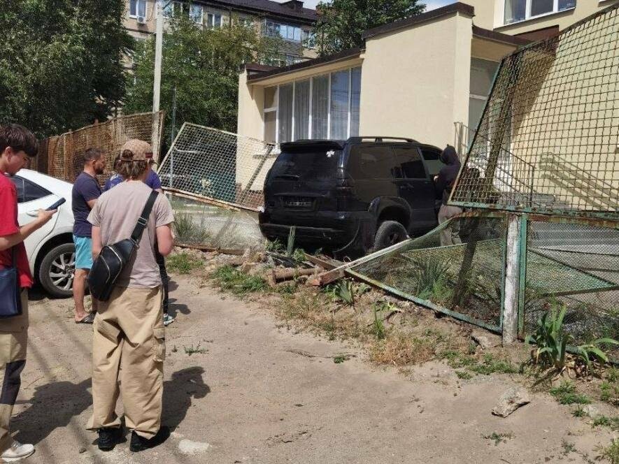 Запис У дворі гралися діти: у Дніпрі позашляховик в’їхав у дитячий садок