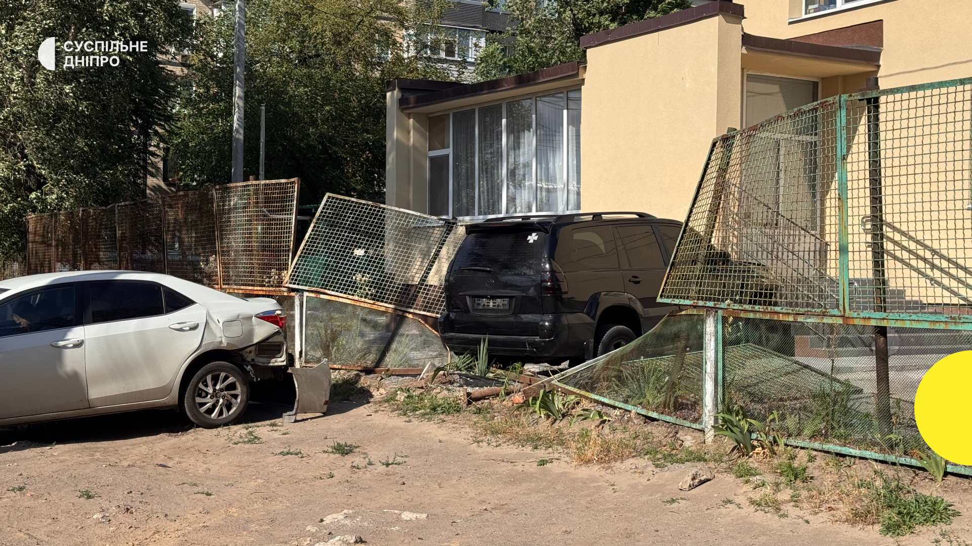 Запис Жінка-водій Toyota зіткнулася з огорожею й в’їхала в будівлю дитячого садка — Суспільне Дніпро