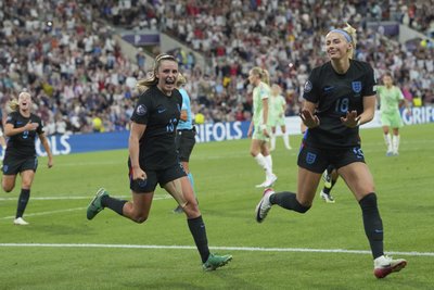 Елла Тун і Хлої Келлі святкують гол Англії в півфіналі жіночого Євро-2025 проти Італії